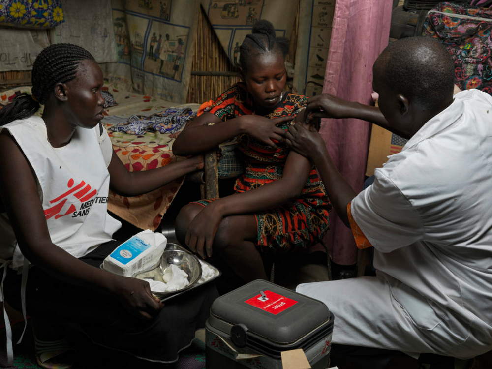 Lääkärit ilman rajoja -järjestö rokottaa ihmisiä E-hepatiittia vastaan Bentioun pakolaisleirillä.