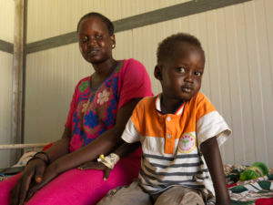 Nyaruac toi kaksivuotiaan Jiechin klinikalle Etelä-Sudanissa, koska pojalla oli kuumetta. Valokuvassa äiti ja poika.